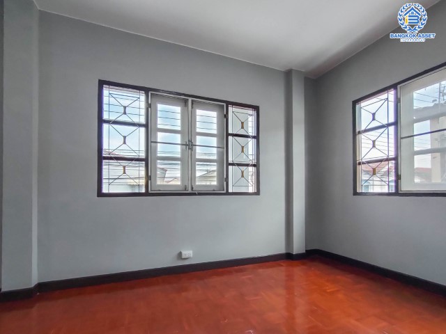 *****ทาวน์เฮ้าส์มือสองย่านนนทบุรี ม.ลภาวัน11 ชัยพฤกษ์ หลังมุม! เนื้อที่เยอะถึง 41 ตร.ว. ตอบโจทย์ทุกการใช้ชีวิต ฟังก์ชันเหมือนบ้านเดี่ยว 5 ห้องนอน 3 ห้องน้ำ 1 ที่จอดรถ บ้านสภาพสวย พร้อมเข้าอยู่ เชื่อมต่อถ.บางกรวย-ไทรน้อย ถ.ชัยพฤกษ์ และถ.ราชพฤกษ์ จองเลย!